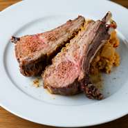 肉をはじめとしたブランド素材へのこだわりは特になく、自分の目で見てよいと思ったものを使用。ありきたりの素材であってもそれをいかにおいしく仕上げるかがプロの仕事。それがシェフの信念です。