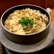 宮城の秋の味覚を代表する料理です。
鮭の炊き込みご飯（当店では釜飯でご提供します）にたっぷりとはらこ（イクラ）を乗せて。
東京ではなかなか食べられないはらこ飯をぜひお召し上がり下さい。