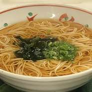 宮城県白石市の名産麺。うどんと素麺の中間くらいの太さで麺が短めなのが特徴です。お好みで冷たいのも温かいのもご用意できます。