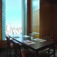 洗練された店内には、2名から最大20名まで利用できる個室が用意されており、接待や顔合わせなどの会食に最適です。選び抜かれた食材を使った季節の料理が、大切な席に華を添えてくれます。