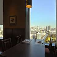 「ザ ロイヤルパークホテル アイコニック 東京汐留」の25階にあり窓からの眺望は抜群です。中には浜離宮を望める個室も。夜には夜景を見ながらロマンティックなムードで食事ができ、記念日のデートにオススメです。