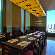 ゲストがニーズに合わせてゆったりと過ごせるように、店内にはいろいろなスペースが用意されています。フロアの一角には寿司カウンター「すし勘六」を完備。カウンターで本格寿司を楽しめるようになっています。