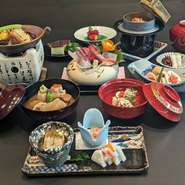 四季折々、旬の食材を味わえる会席『葵 -あおい-』

・先　付
・吸　物
・造　り
・治部椀
・焼　物
・酢　物
・食　事
・食　後