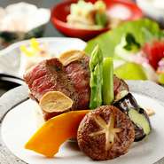 先付
前菜
吸物
造り
治部椀
和牛石焼
酢物
食事　
食後