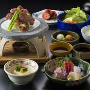 先付、造り、サラダ、牛肉の石焼、ご飯、味噌椀、香の物、お食後