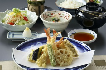 【旬食材も味わえる天ぷら御膳！選べる乾杯ドリンク付で優雅なひと時を】