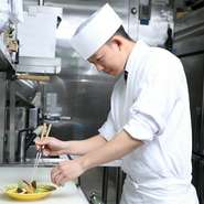 ゲストに笑顔になってもらえるよう、自らも常に笑顔での調理、接客を心がけているという太田氏。一皿一皿丁寧に、ゲストへの想いを込めてつくる料理でもてなしてくれます。