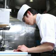 「まだまだ、これからです」と話す大塚氏。諸先輩方の背中を見ながら腕を磨いているそうです。料理の技術はもちろんですが、ゲストへ向き合う姿勢も学んでいるとか。もてなしの心を大切に考えています。