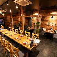 内装は本店や姉妹店にならった山小屋風のデザインで、つい長居したくなってしまうよ、落ち着いた雰囲気が漂います。また、椅子などはすべてオーダーメイドで揃えることで、シックな印象もプラスされています。
