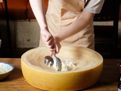 香り高く濃厚なチーズのおいしさを堪能できる『特大チーズの出来立て濃厚リゾット』