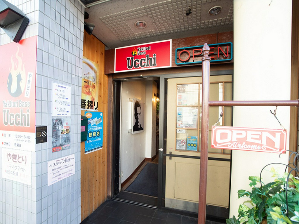 函館市電「中央病院前」駅のすぐ目の前。ビルの1階にあります