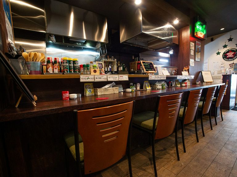 お一人様や少人数でも気軽に利用できるカウンター席を用意