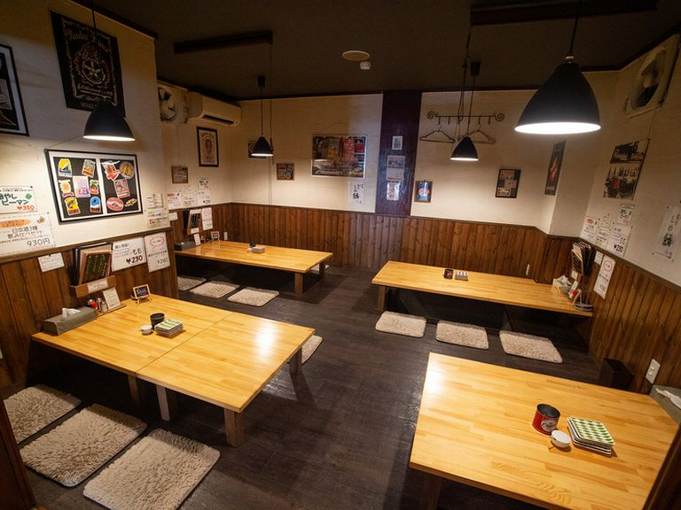 座敷は掘りごたつ式。靴を脱いでゆったりくつろげます