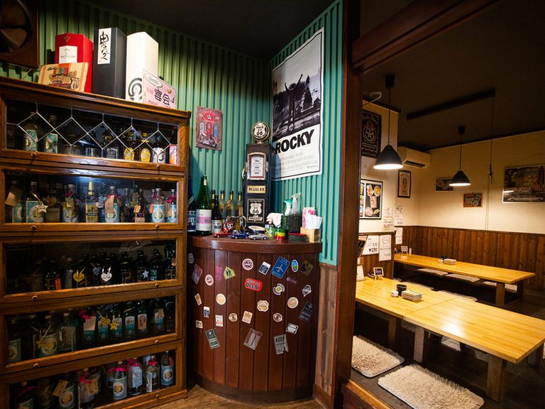 お酒は日本酒の品揃えが豊富。スピリッツ系の洋酒も揃います