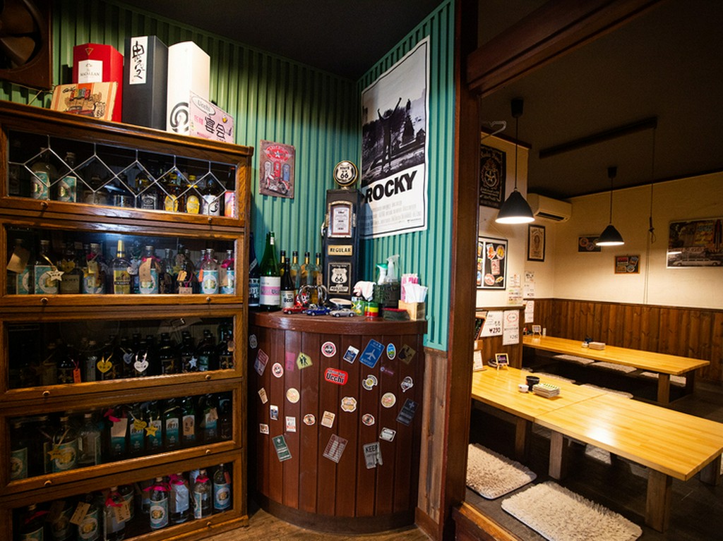 お酒は日本酒の品揃えが豊富。スピリッツ系の洋酒も揃います