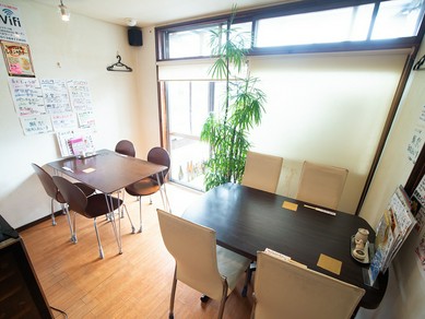「清潔感あふれる店内で大人カジュアルな女子会を」