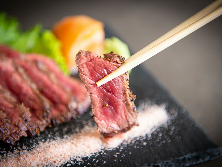 お肉の美味しさを思いっきり味わえる『スパイシーレアビーフ』