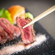 函館の大沼黒牛を、一番おいしく味わえるレアな焼き加減で楽しめます。ヒマラヤ塩とわさびでさっぱりと食べられます。