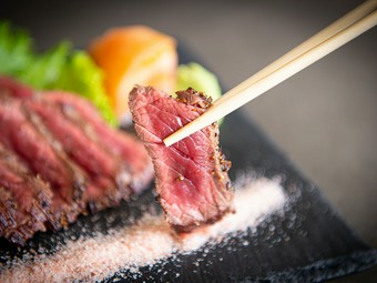 お肉の美味しさを思いっきり味わえる『スパイシーレアビーフ』