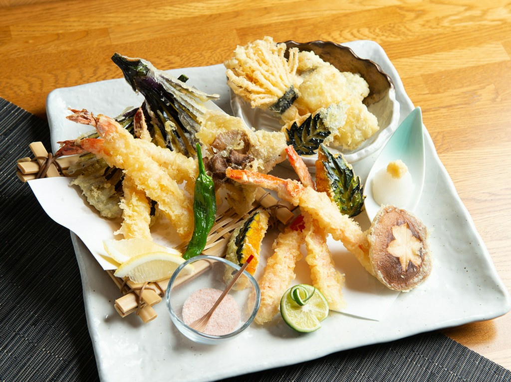 季節の野菜や新鮮な魚介を天ぷらで『天ぷら盛り合わせ』