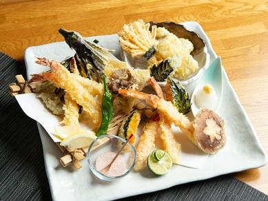 季節の野菜や新鮮な魚介を天ぷらで『天ぷら盛り合わせ』