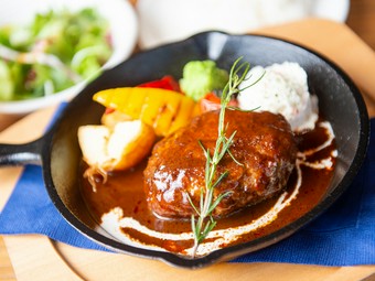 薪火グリルで焼き上げられた『大沼牛ハンバーグ』（ライスorパン、サラダ、ドリンク付き）