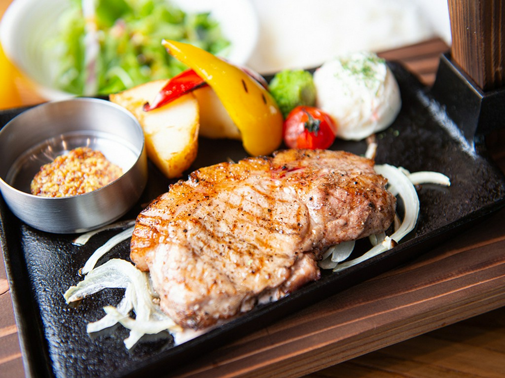 甘い香りを纏った『ひこま豚ロースステーキ』（ライスorパン、サラダ、ドリンク付き）