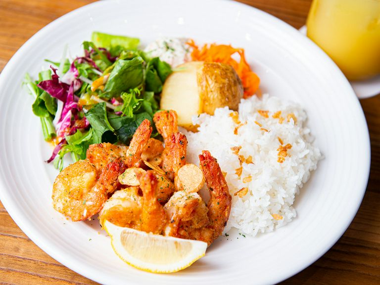 バターとガーリック好きにはたまらない『ガーリックシュリンププレート』(ドリンク付き)