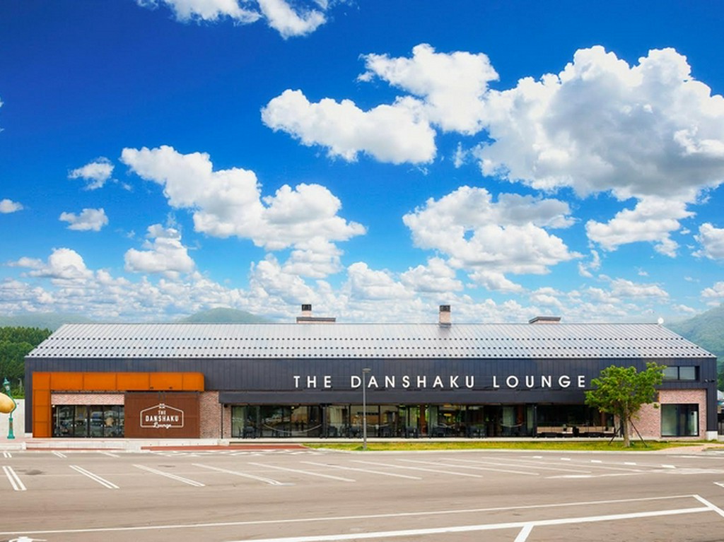 広々とした駐車スペースがあり、子ども連れにも優しい店