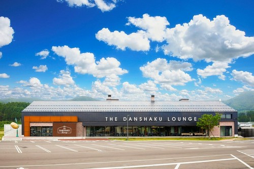 広々とした駐車スペースがあり、子ども連れにも優しい店