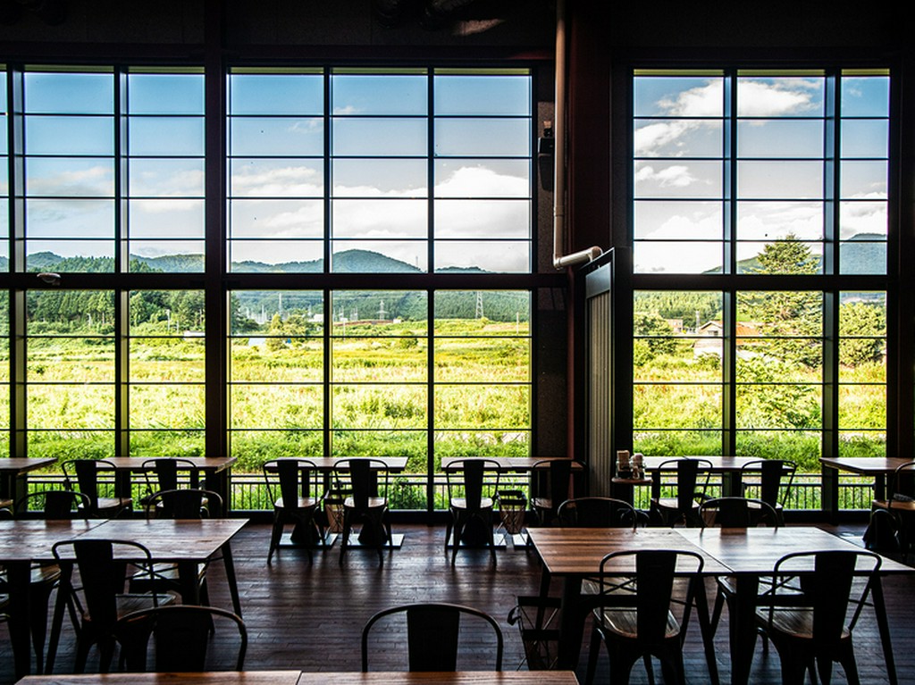 大きな窓から望む自然豊かな絶景。のどかな風景に心が安らぐ