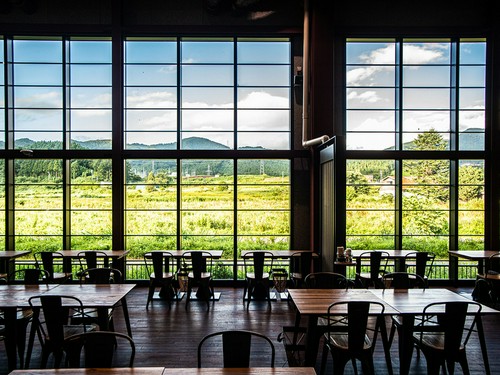 大きな窓から望む自然豊かな絶景。のどかな風景に心が安らぐ
