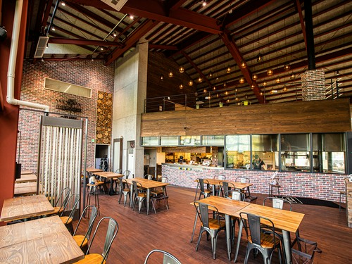 木やレンガをふんだんに使用。天井が高く、開放感溢れる空間