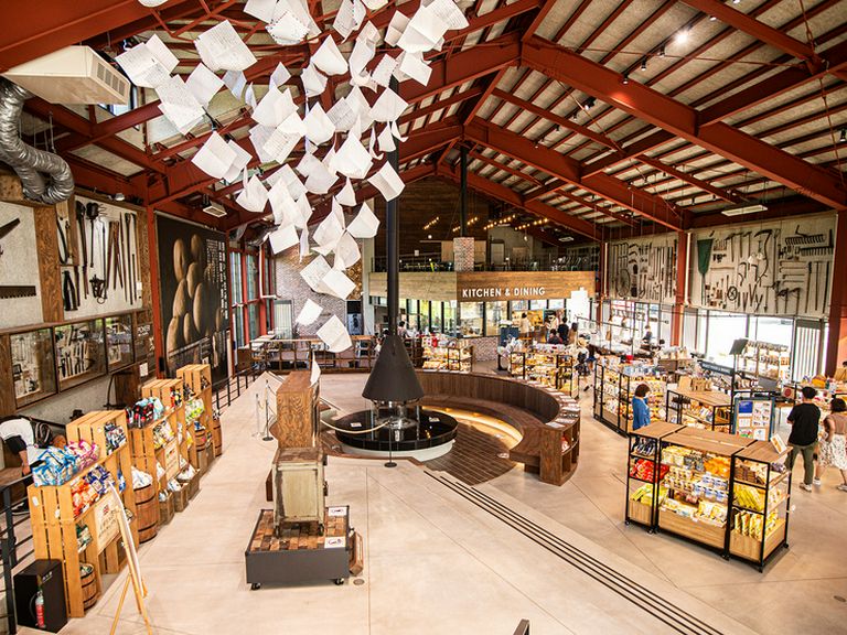 ラブレターをテーマにしたオブジェがあり、壁面には展示物が多数