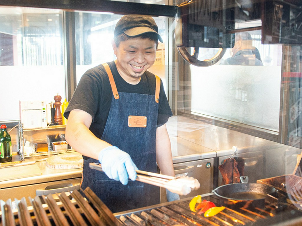 薪を使ったライブキッチンから、五感を刺激する多彩な料理を提供