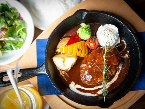 ナイフを入れると肉汁がジュワーッと溢れる、特製ハンバーグ