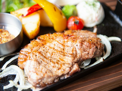 薪火で丁寧に火入れすることで、素材の味わいを引き出した逸品に