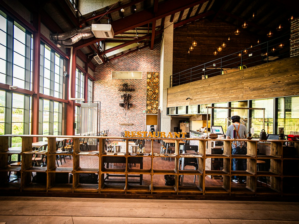 カップルやファミリーが利用しやすい、カジュアルな雰囲気