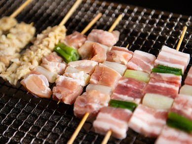 豚、つくね、鶏など、好みで選べる、豊富な『七輪串焼き』