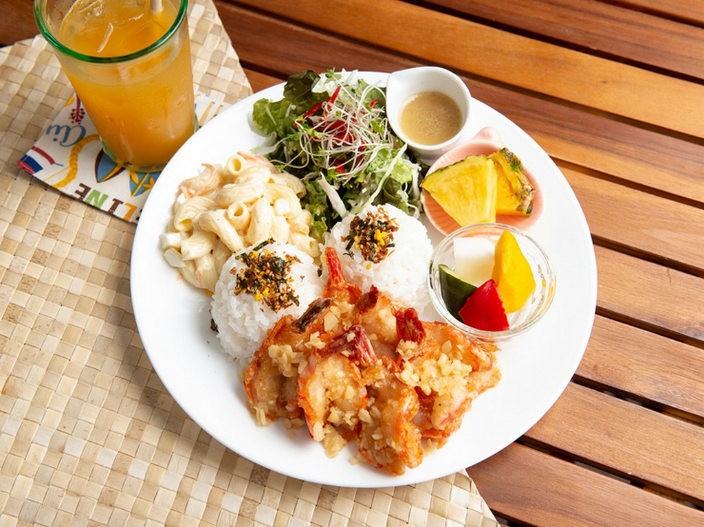 ニンニクと油はあえて控えめで軽い食べやすさ。店一番の人気メニュー『ガーリック・シュリンププレート』