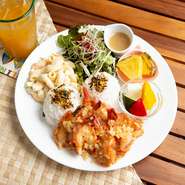 ハワイのいくつもの店で『ガーリック・シュリンプ』を食べ歩き、オーナーが理想とする味を再現。おいしさの決め手となるニンニクと油の量が絶妙です。食べやすい工夫で、海老の殻ごとバリバリと豪快に食べられます。