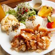 日本ではあまり馴染みがないものの、ハワイでは定番のローカルフード。海老の表面に付けたロースト・ココナッツのカリカリ食感と、隠し味のメープルシュガーが引き出す、やさしく甘い風味に食欲をそそられます。