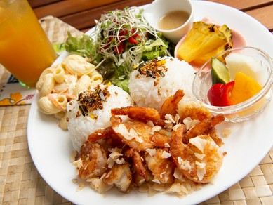 ハワイでは"ガーリック・シュリンプ"と並ぶ定番料理。子どもにも人気の『ココナッツ・シュリンププレート』