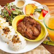 マウイ島の調理人レイラニさんから最初に教わった、オープン当時から続く看板メニュー。鶏肉を醤油と身体に良いとされるさとうきび糖で、長時間アクと余計な脂を取りながらじっくり煮込んだ、ハワイの家庭料理です。