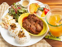 日本人好みの甘辛い肉がライスにぴったり。口に入れるとホロホロ溶けてしまう『ショウユ・チキンプレート』