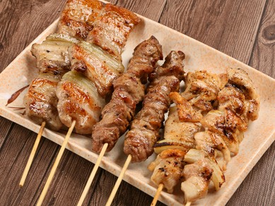 備長炭でじっくり、ふっくらと焼き上げる『串焼各種』