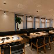 すっきりとしたモダンなインテリアでまとめられた店内は、ダクトなどもなく、従来の焼肉店とは一線を画す空間となっています。BGMにはジャズが流れ、オシャレでシックな雰囲気が漂い、居心地の良さは抜群です。