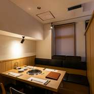 2名から5名まで入れる個室が3部屋完備され、接待や大切な会食、人目を気にせず食事をしたいときにそれぞれをつなげれば、最大15名まで利用可能に。また、30～40名でフロアの貸切にも対応してもらえます。