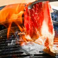 扉で完全に区切られる個室席もございます。周りを気にせずお食事が可能です。当店は自慢のしんきん牛をの焼肉と飲み放題が愉しめる様々なコースがございます。詳細についてはお気軽にお問い合わせください。