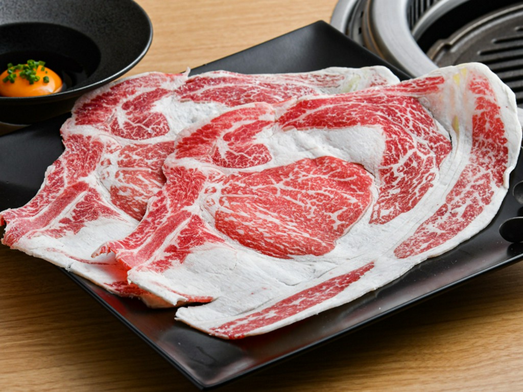 肉に火を入れすぎないのがポイント。柔らかさと濃厚な旨みを堪能できる『しんきん牛リブロース焼きしゃぶ』